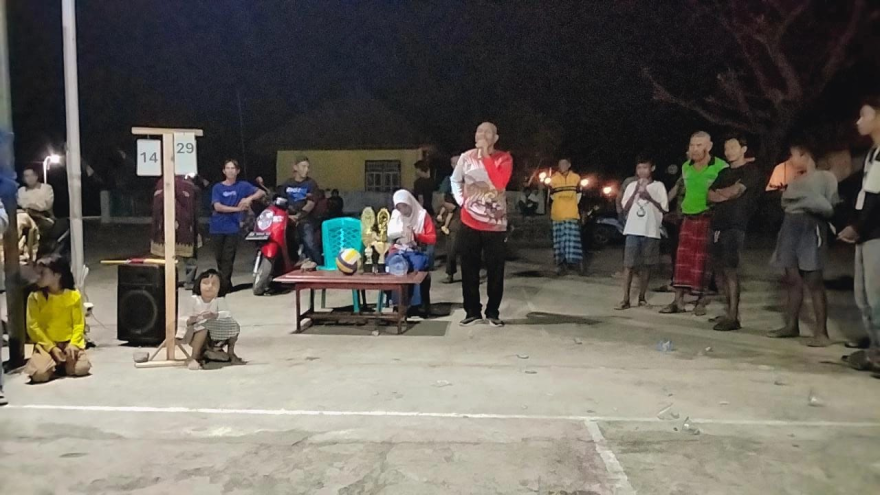 Pembagian Hadiah Lomba Volly Ball tingkat RT Desa Bajo